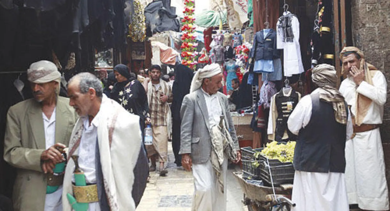 يمنيون يتجولون في سوق صنعاء القديم وسط احتمالات بقرب تحرير العاصمة من ميليشيات الحوثي وقوات صالح (غيتي)
