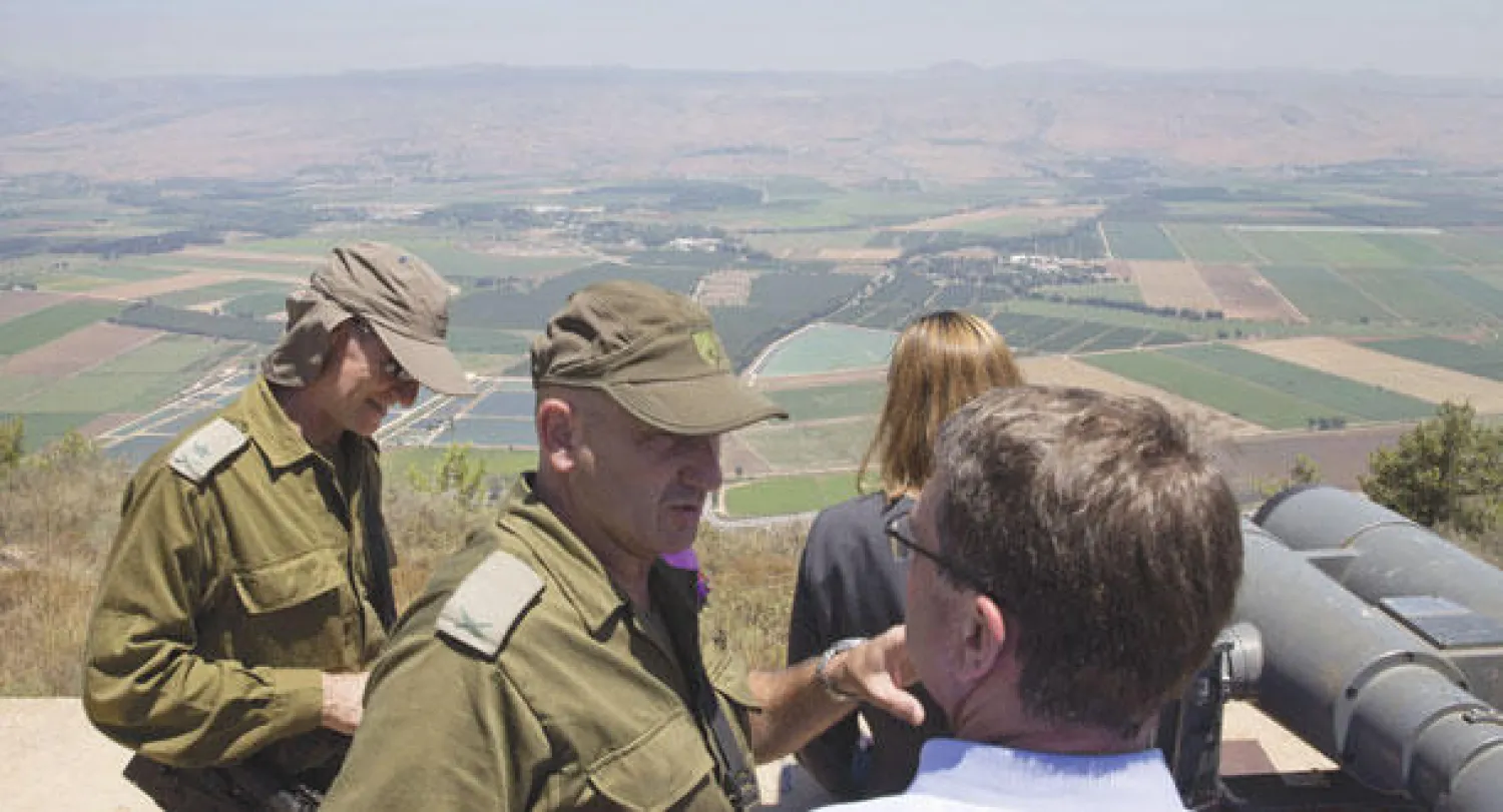 وزير الدفاع الأميركي آشتون كارتر يتحدث إلى مسؤولين في الجيش الإسرائيلي قرب مستوطنة كريات شمونة شمال إسرائيل أمس، ضمن زيارته الرسمية للترويج للاتفاق النووي مع إيران (أ.ف.ب)