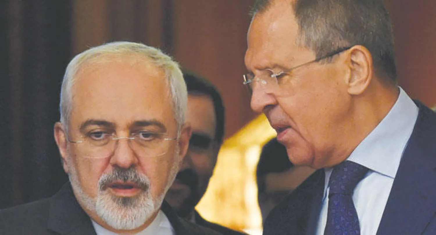 وزير الخارجية الروسي لافروف مع ضيفه محمد جواد ظريف قبل المؤتمر الصحافي المشترك في موسكو أمس (أ.ف.ب)