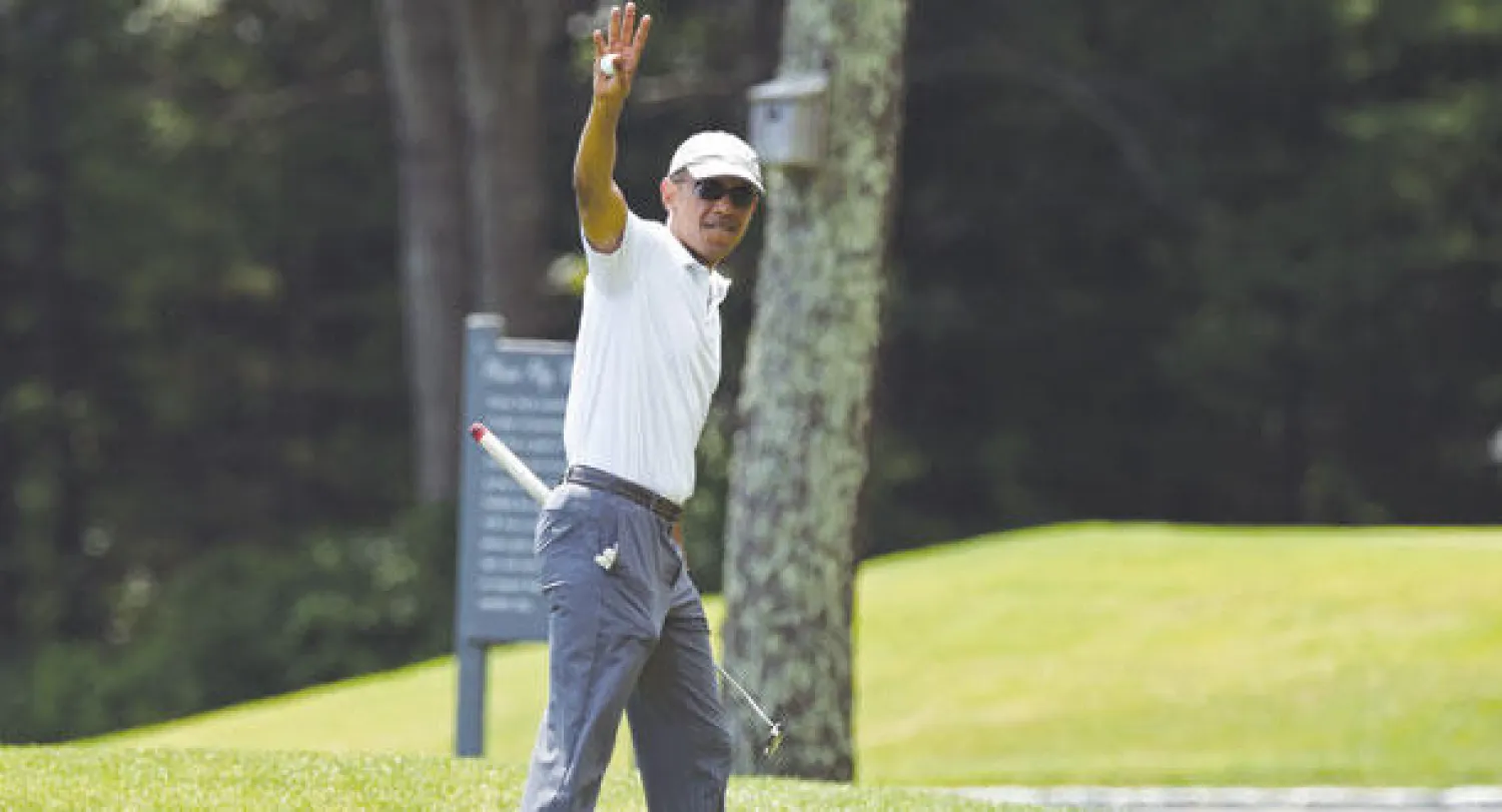 باراك أوباما خلال عطلته الصيفية في ماساتشوستس (أ.ب)