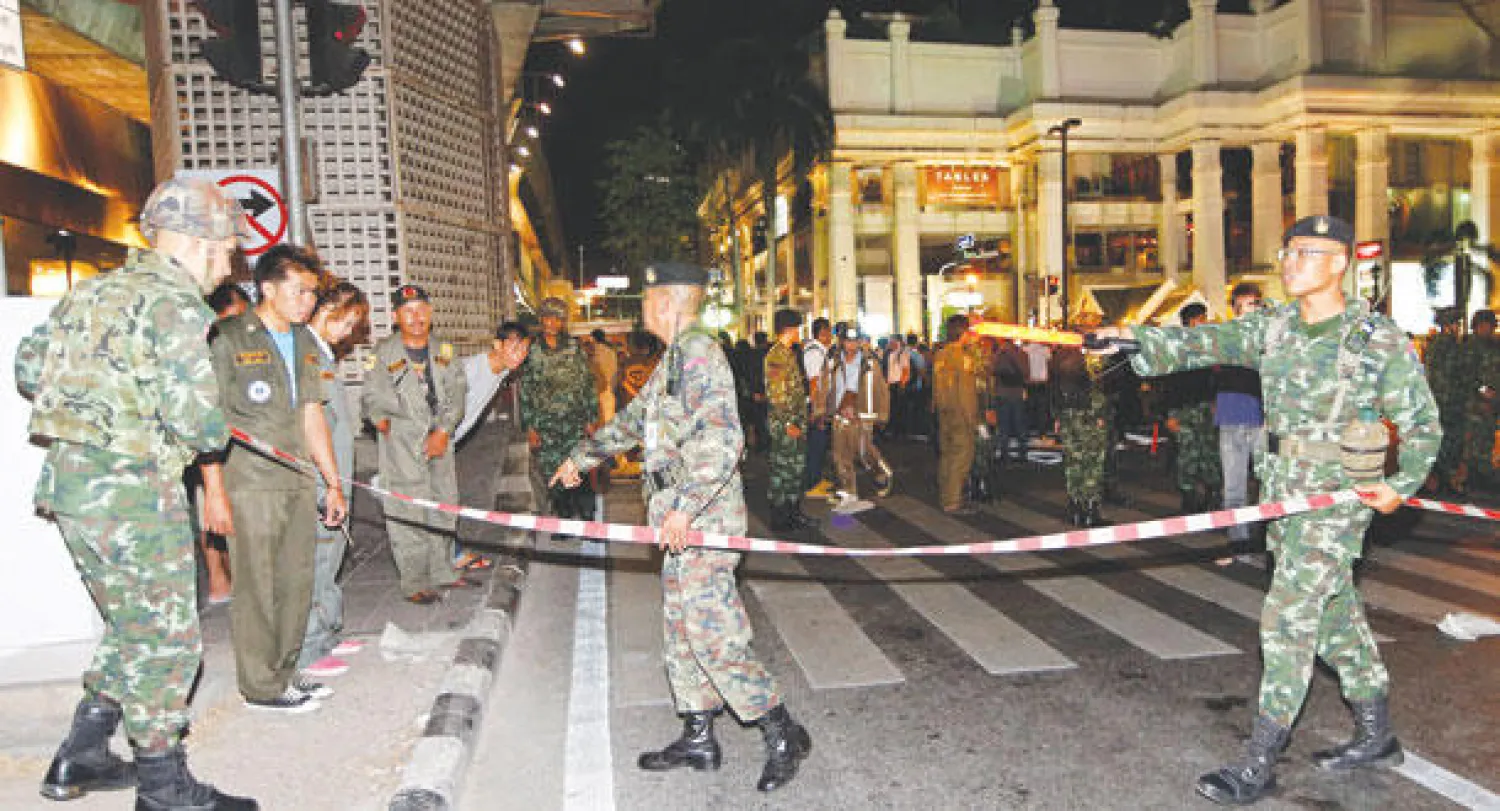 جنود تايلنديون يطوقون مكان الانفجار في بانكوك أمس (إ.ب. أ)