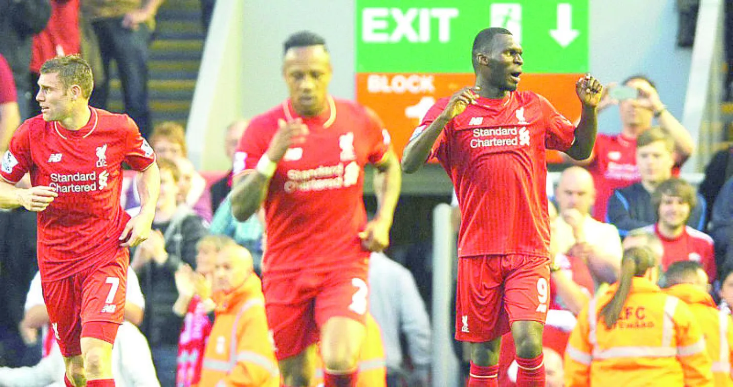 بنتيكي (يمين) يحتفل بهدف فوز ليفربول (إ.ب.أ)