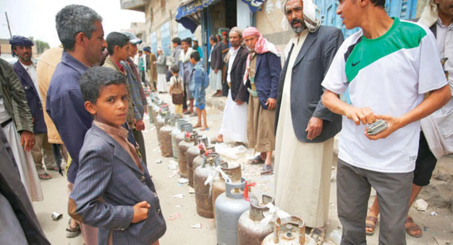 يمنيون مصطفون في انتظار تزويدهم بقوارير الغاز في صنعاء أمس (أ.ب)
