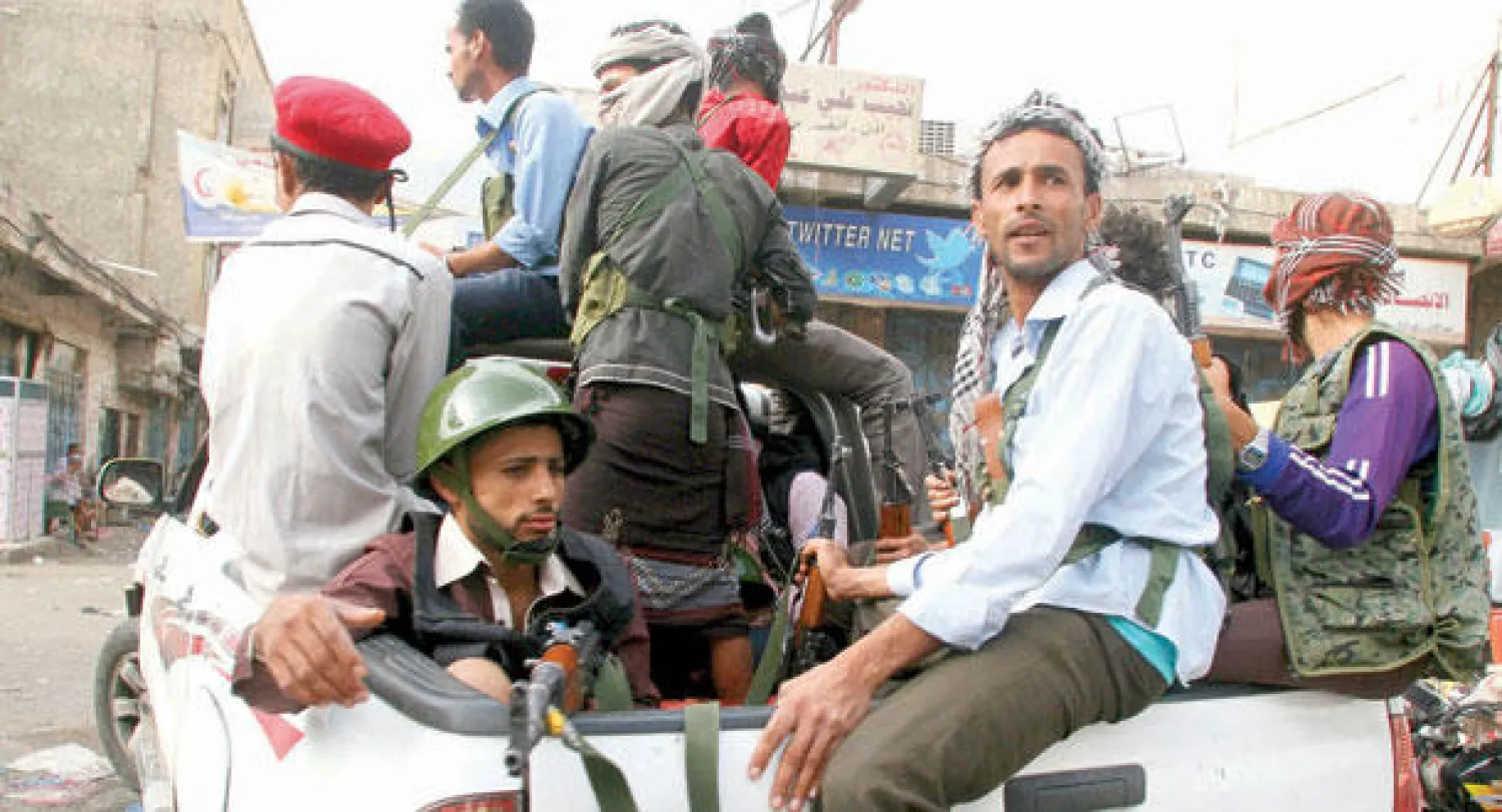 عناصر من المقاومة اليمنية الموالية للحكومة الشرعية تقوم بجولة استطلاعية في شوارع تعز أمس (رويترز)