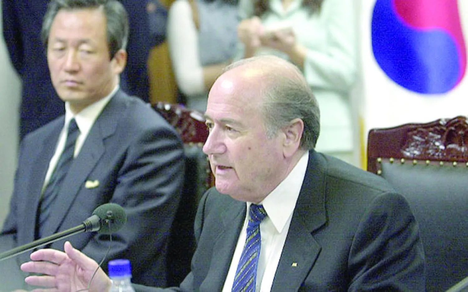 بلاتر وتشونغ عندما كان نائبًا له («الشرق الأوسط»)