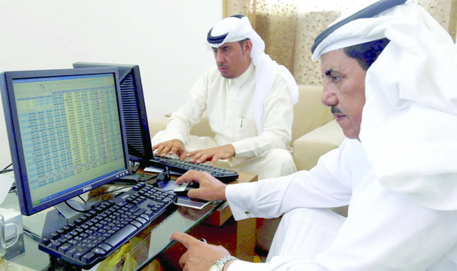 متعاملان يتابعان حركة الاسهم في الرياض