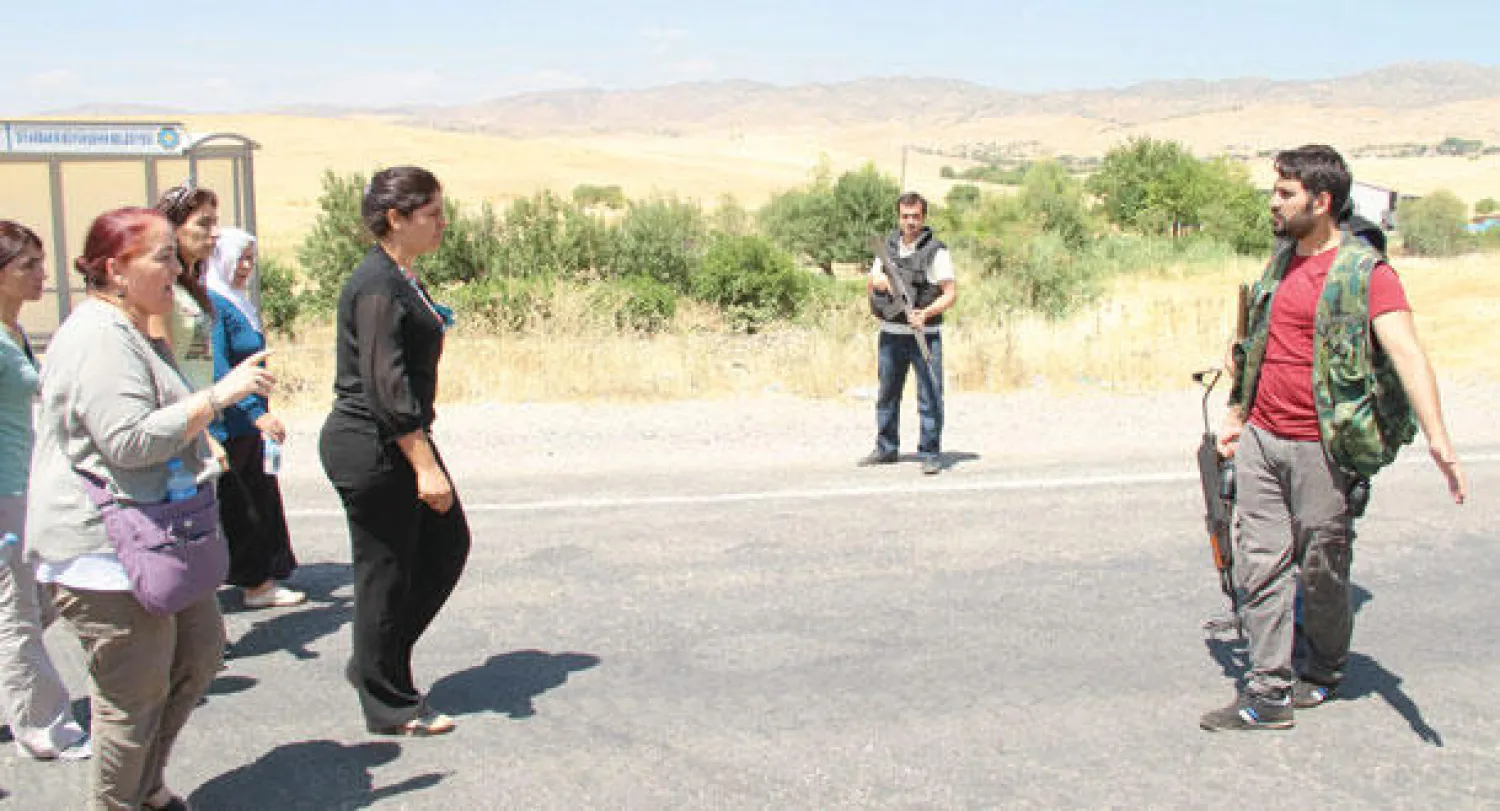 دليك أوجلان ابنة أخ عبد الله أوجلان  عضو البرلمان التركي عن حزب الشعوب مع عدد من أعضاء حزبها وقد اعترضهم رجال أمن أتراك في ديار بكر أمس (إ.ب.أ)