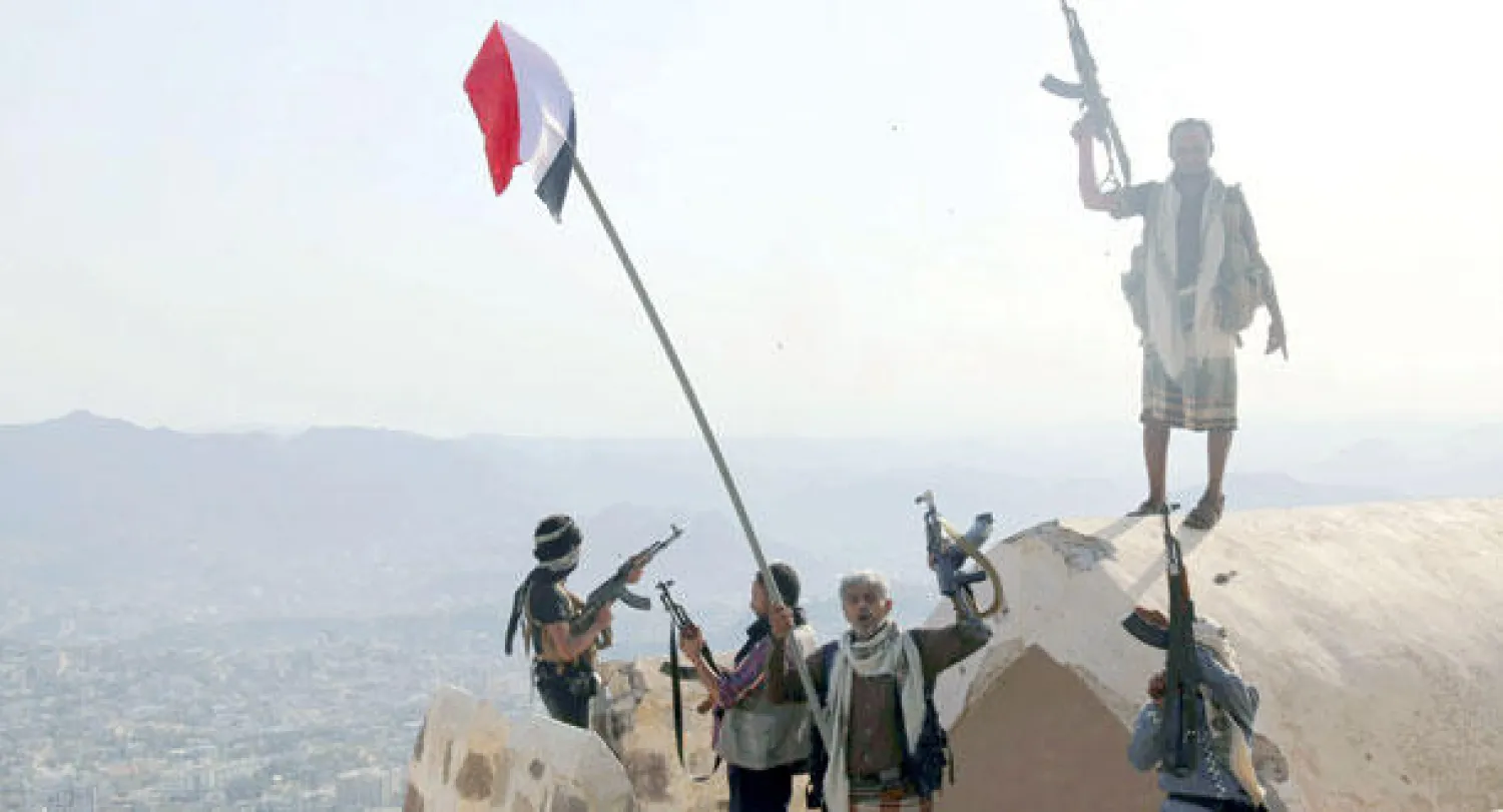 مقاتلون من المقاومة الشعبية على قمة قلعة القاهرة بعد تحريرها من الحوثيين في تعز، أمس (أ.ف.ب)