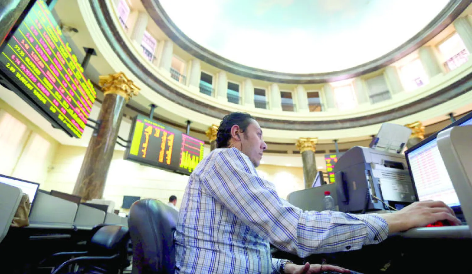 الهبوط يغلب على تداولات البورصة المصرية في القاهرة (رويترز)