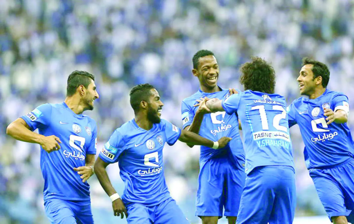 فرحة لاعبي الهلال بهدف خالد الكعبي الاول في الوحدة ( تصوير: علي العربفي)