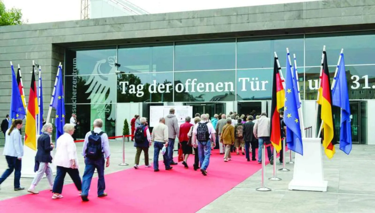 يحاول الكثيرون زيارة أكبر عدد من الوزارات خلال يوم الأبواب المفتوحة من أجل الاطلاع على المزيد من عمل كل وزارة («الشرق الأوسط»)