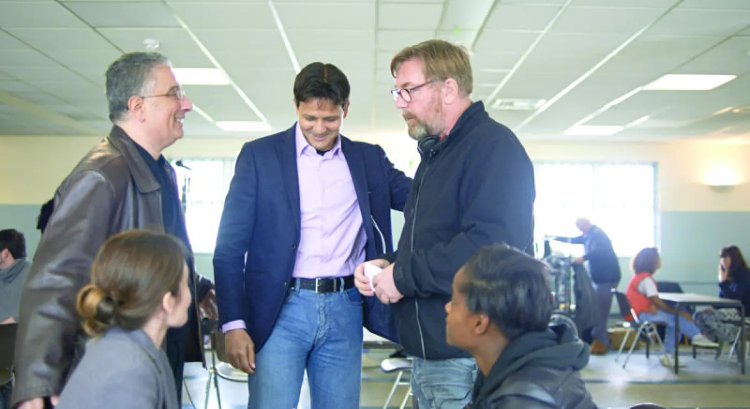 أنور القوادري (إلى اليسار) والمنتج إبراهيم دشيشة وإلى اليمين المخرج البريطاني مايكل كاتون - جونز