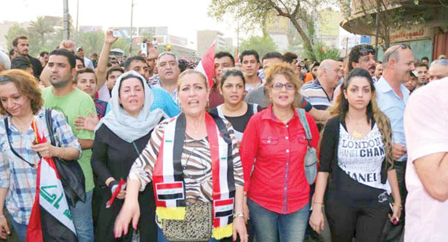 الممثلة العراقية آسيا كمال تتصدر مجموعة من فناني السينما والمسرح تحت نصب الحرية في ساحة التحرير («الشرق الأوسط»)