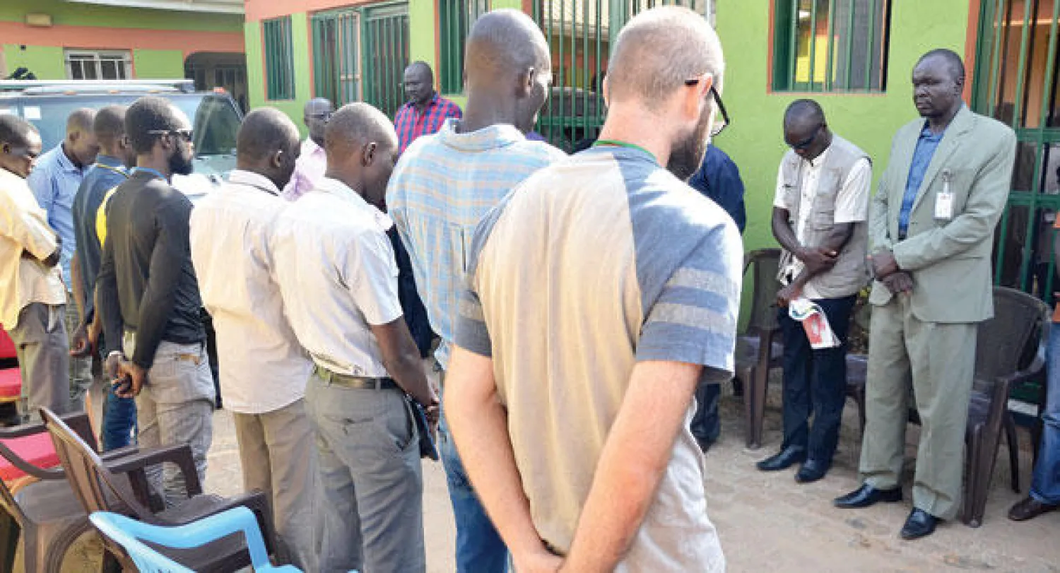 جانب من الصحافيين الذين قرروا تعليق عملهم بجنوب السودان احتجاجا على مقتل زميل لهم (أ.ف.ب)