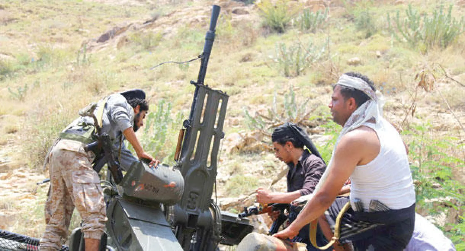 مقاتلون موالون للرئيس هادي يقفون على سيارة عسكرية بعد الاستيلاء عليها من المتمردين الحوثيين في تعز (أ.ف.ب)