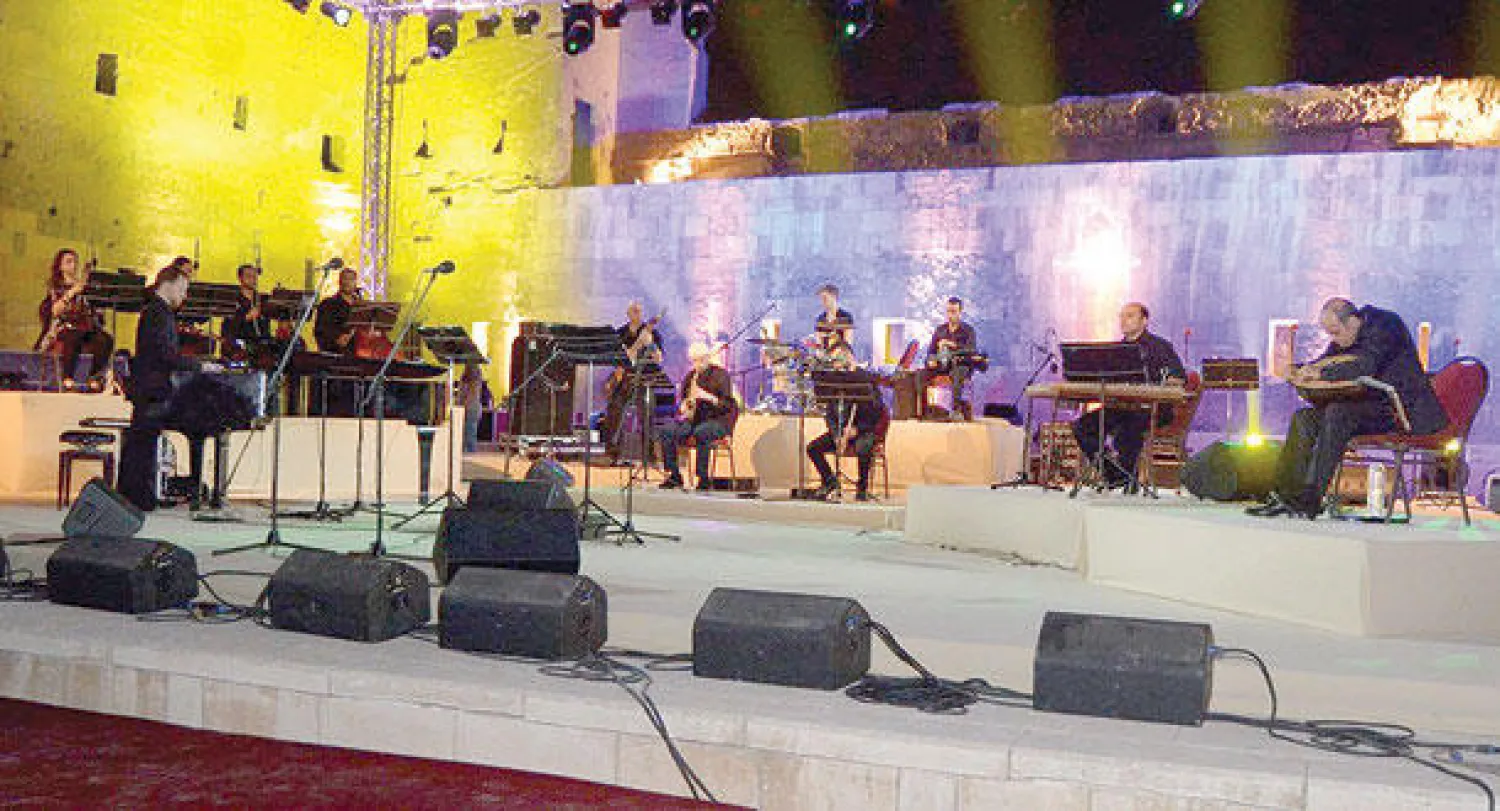 جانب من حفل الافتتاح الذي جمع بين الألحان الشرقية والغربية