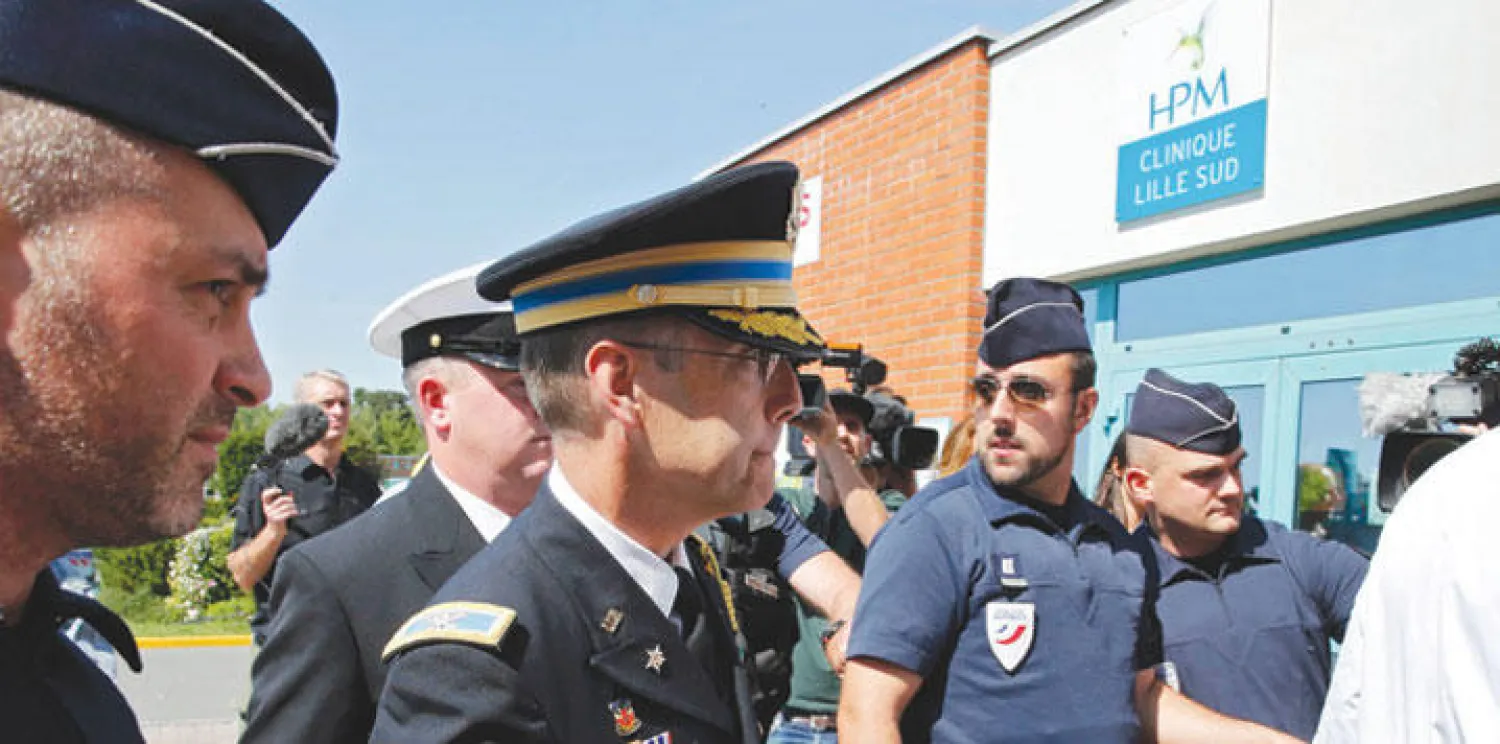 كولونيل براندون ماكلون الملحق العسكري الأميركي في سفارة الولايات المتحدة في العاصمة الفرنسية باريس لدى وصوله إلى مستشفى ليل سود لعيادة العسكريين الأميركيين اللذين تعرضا لمطلق النار على القطار الأوروبي (رويترز)