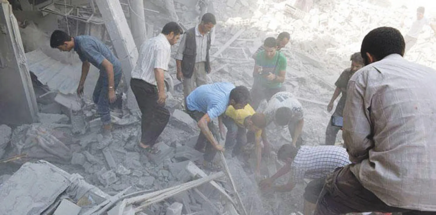 عملية البحث عن جثث الضحايا المدنيين بعد جولة من القصف النظامي على دوما حيث سقط أكثر من 50 قتيلاً (أ.ب)