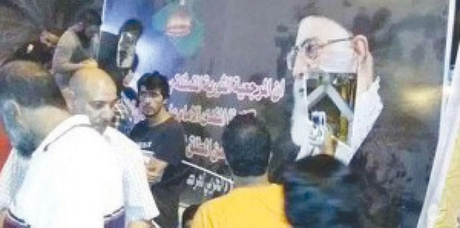 عراقيون يمزقون صورة خامنئي («الشرق الأوسط»)