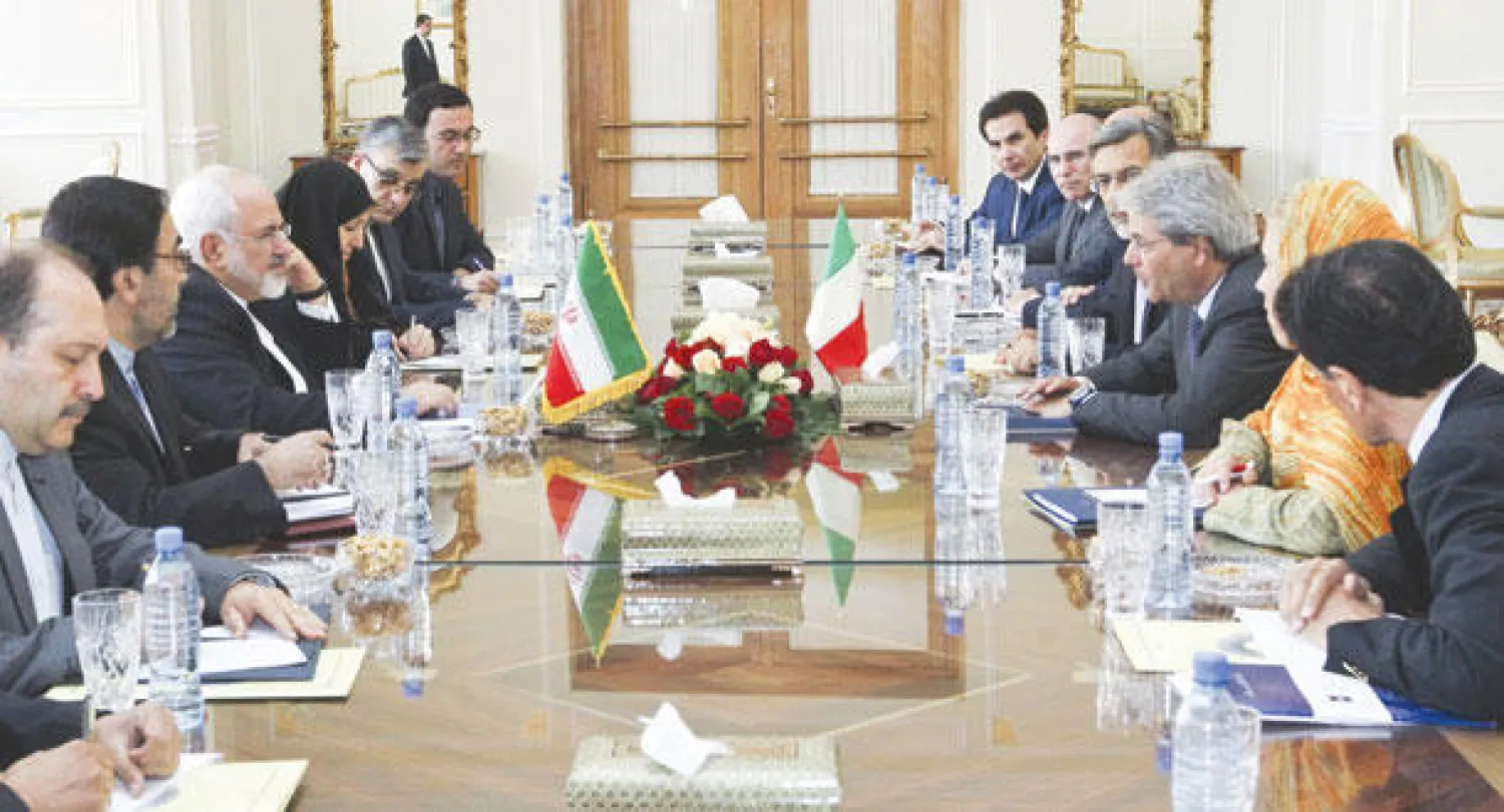 اجتماع بين مسؤولين إيطاليين وإيرانيين بحضور وزير الخارجية الإيراني محمد جواد ظريف ونظيره الإيطالي باولو جينتيلوني في طهران في 4 من الشهر الحالي (رويترز)