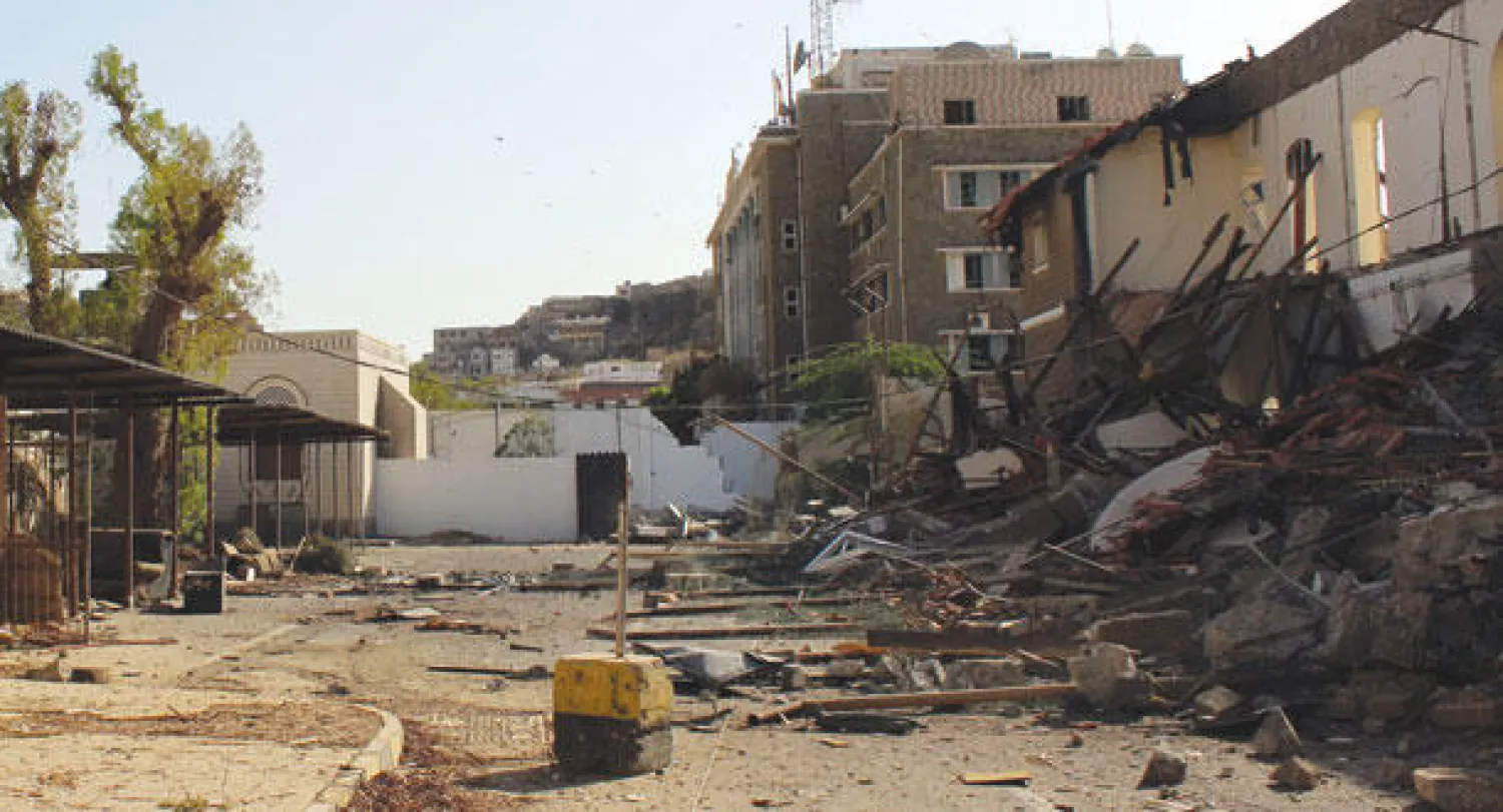 موقع التفجير الذي تعرض له مبنى الأمن السياسي ومعسكر القوات الخاصة في عدن أمس (إ.ب.أ)