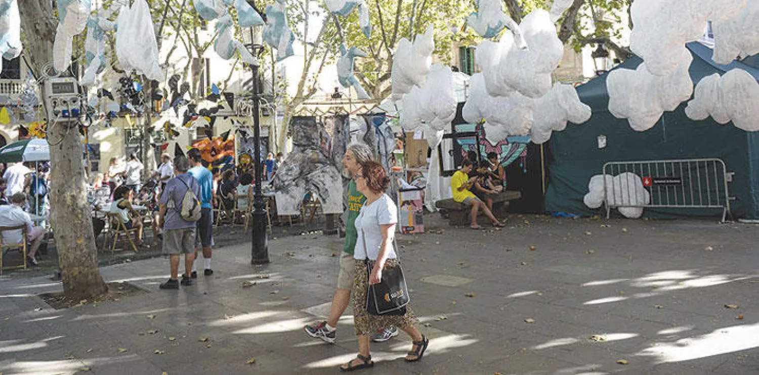 تتجمل شوارع غراسيا بديكورات من صنع سكانها من الفنانين ( (أ.ف.ب) 