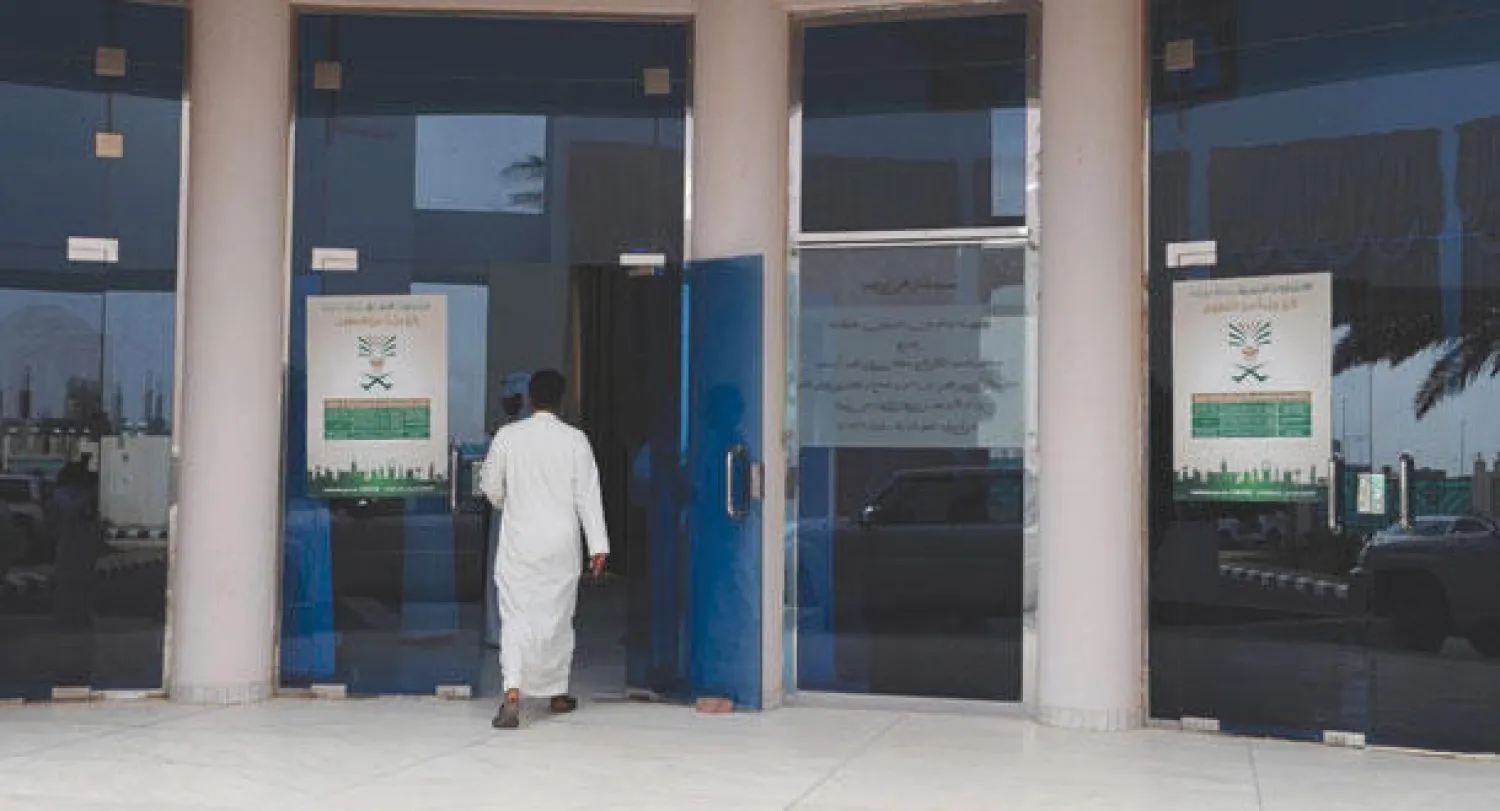 جانب من عملية قيد الناخبين في أحد المراكز الانتخابية في منطقة تبوك قبل بدء عمليات الاقتراع (واس)