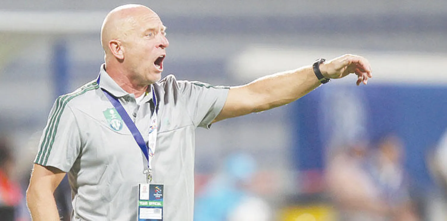 ياروليم يوجه اللاعبين أثناء التدريب ({الشرق الأوسط})