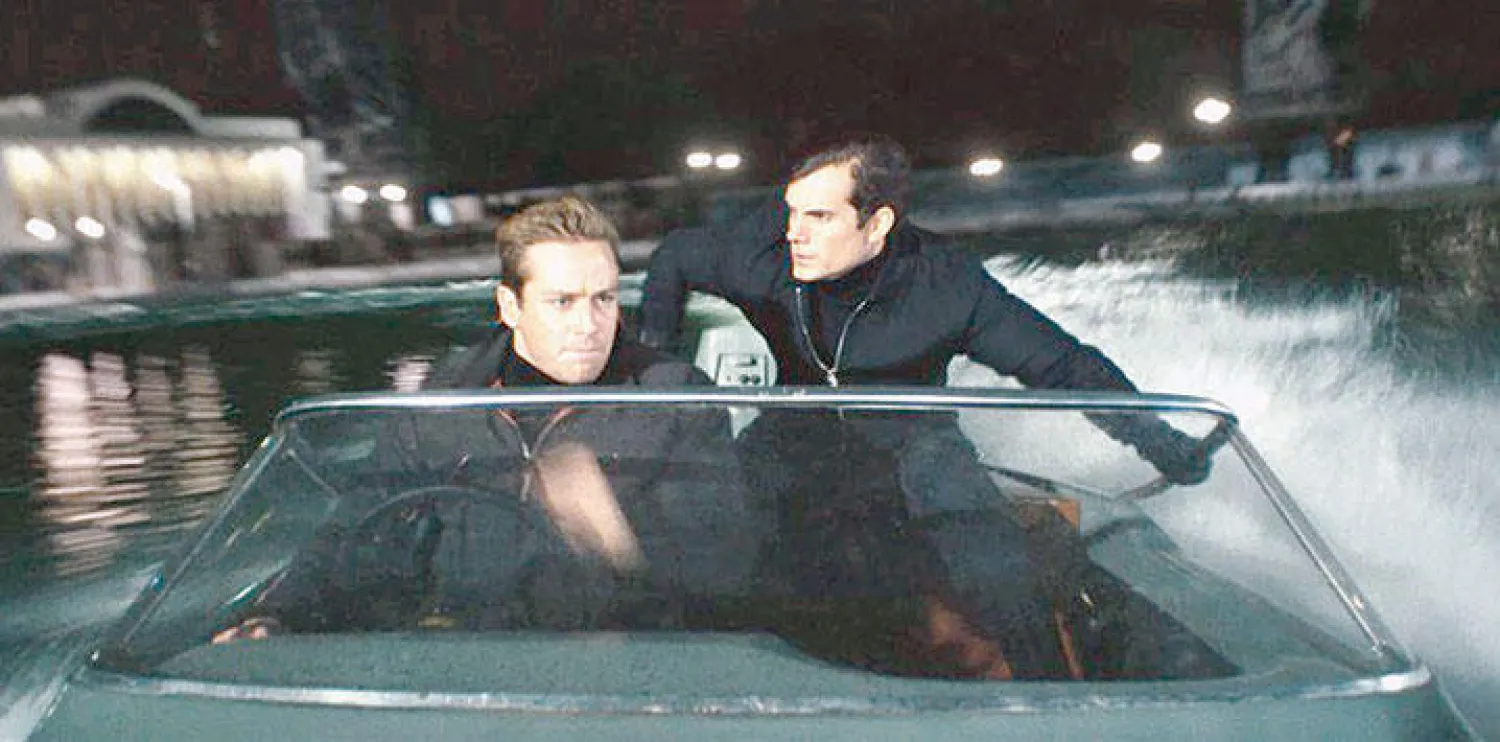 أرمي هامر (اليمين) وهنري كافيل في «رجل من أونكل».