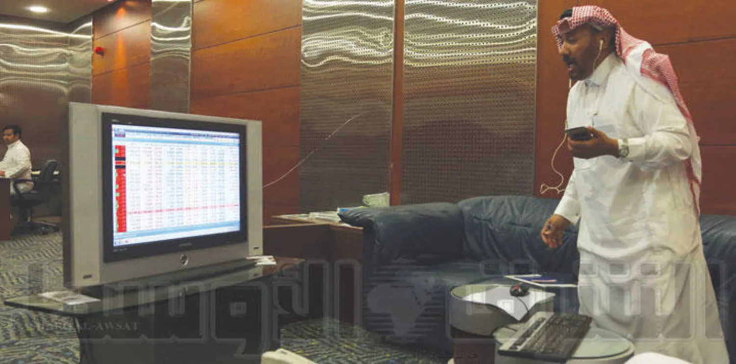 متعامل يتفاعل أمس مع مؤشر سوق الأسهم السعودية، الذي خسر نحو 438 نقطة (تصوير: سعد الدوسري)
