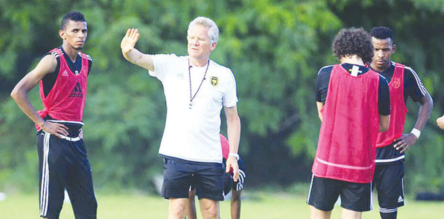 بولوني مع لاعبي الاتحاد خلال التدريبات الأخيرة ({الشرق الأوسط})