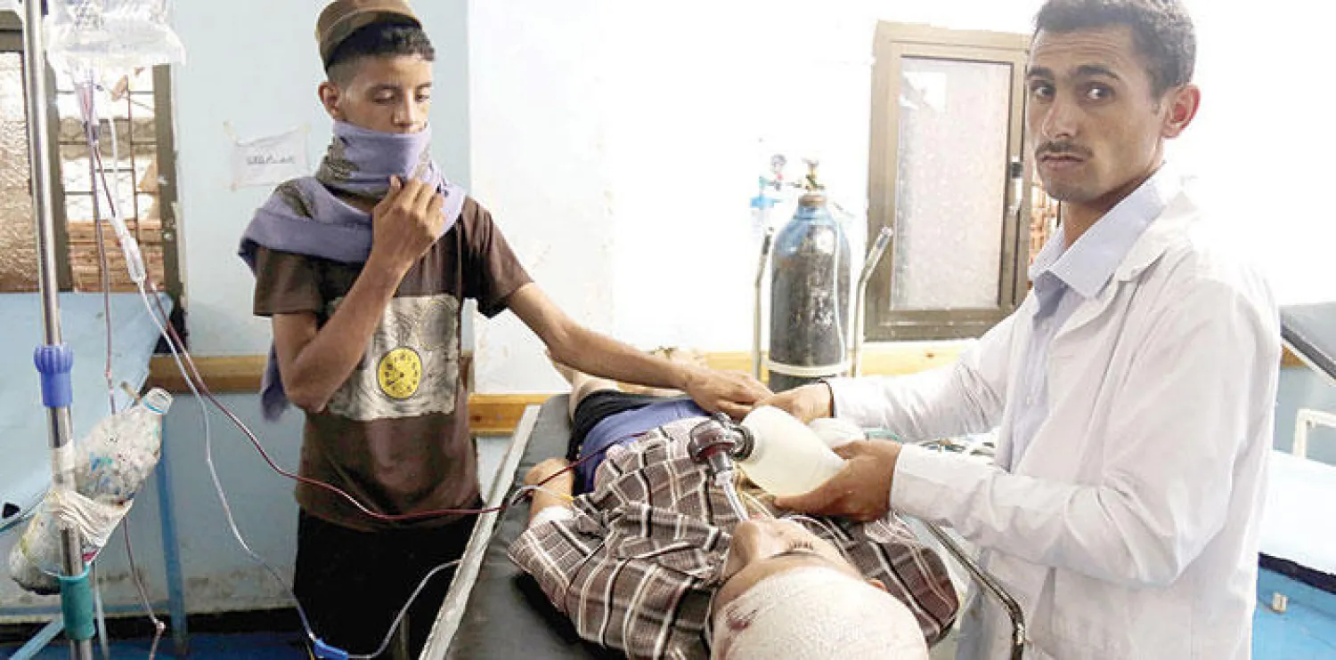 طفل يمني يتلقى العلاج بعد إصابته بجروح جراء الاشتباكات بين الميليشيات الحوثية وقوات المقاومة الموالية للرئيس هادي في تعز أمس (أ.ف.ب)
