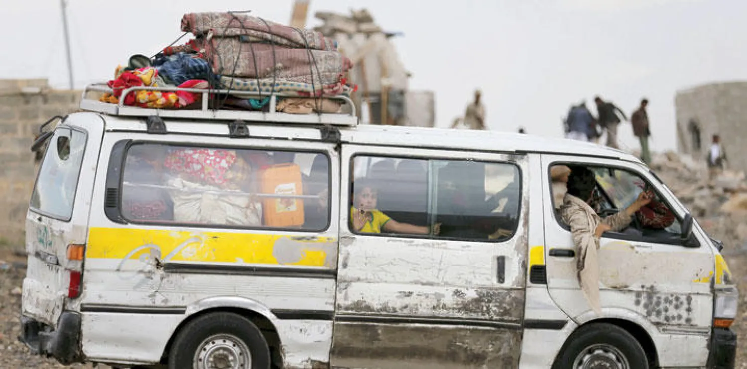 سيارة نقل تنقل عائلة نازحين يمنيين تغادر صنعاء أمس (رويترز)