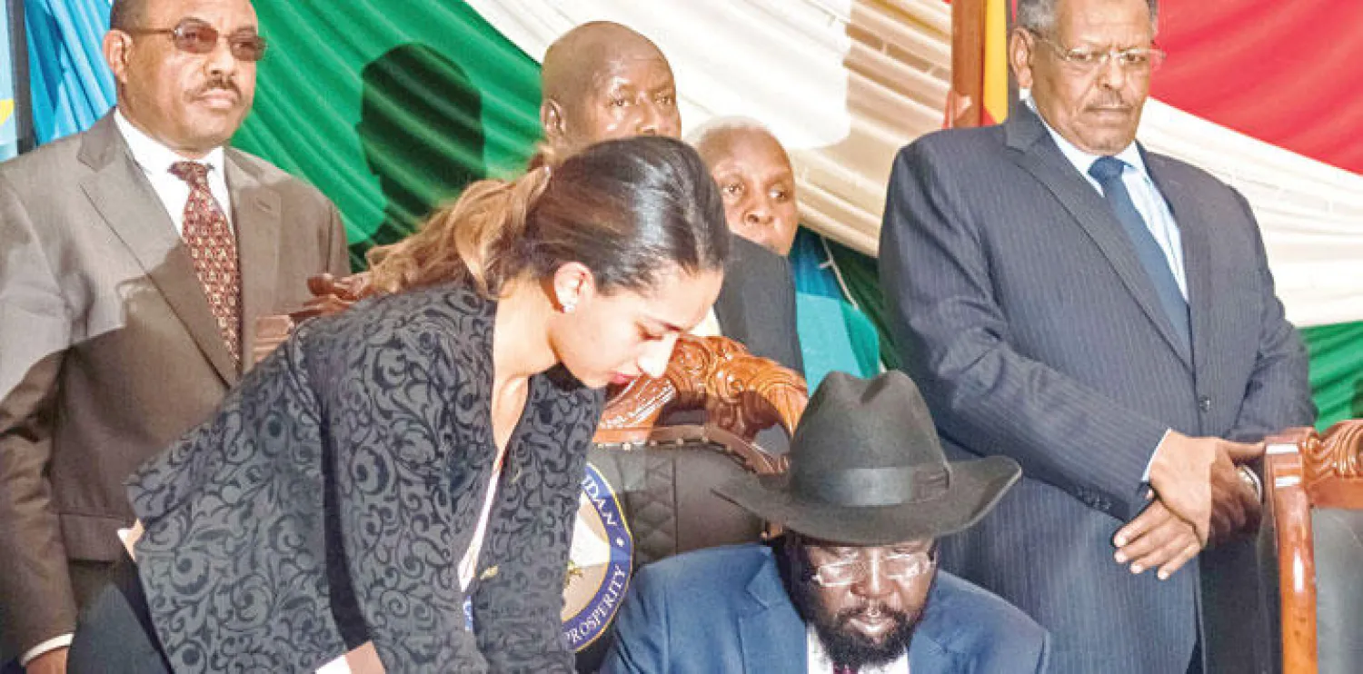 الرئيس سيلفا كير خلال توقيعه في جوبا أمس على اتفاقية السلام بين جنوب السودان وحركة التمرد (أ.ف.ب)