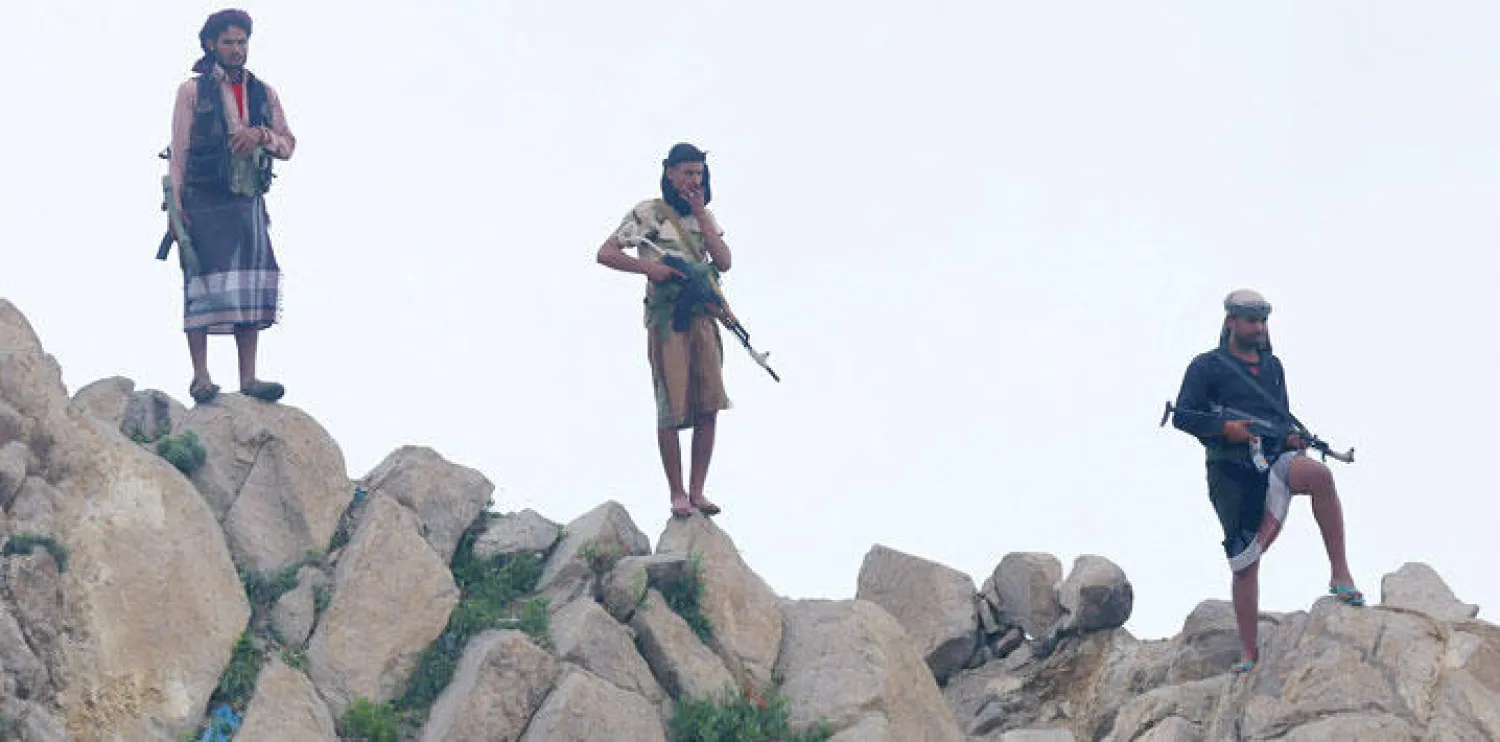 مقاتلون من المقاومة الموالية للرئيس هادي والشرعية في حالة استعداد على مشارف مدينة تعز أمس (أ.ف.ب)