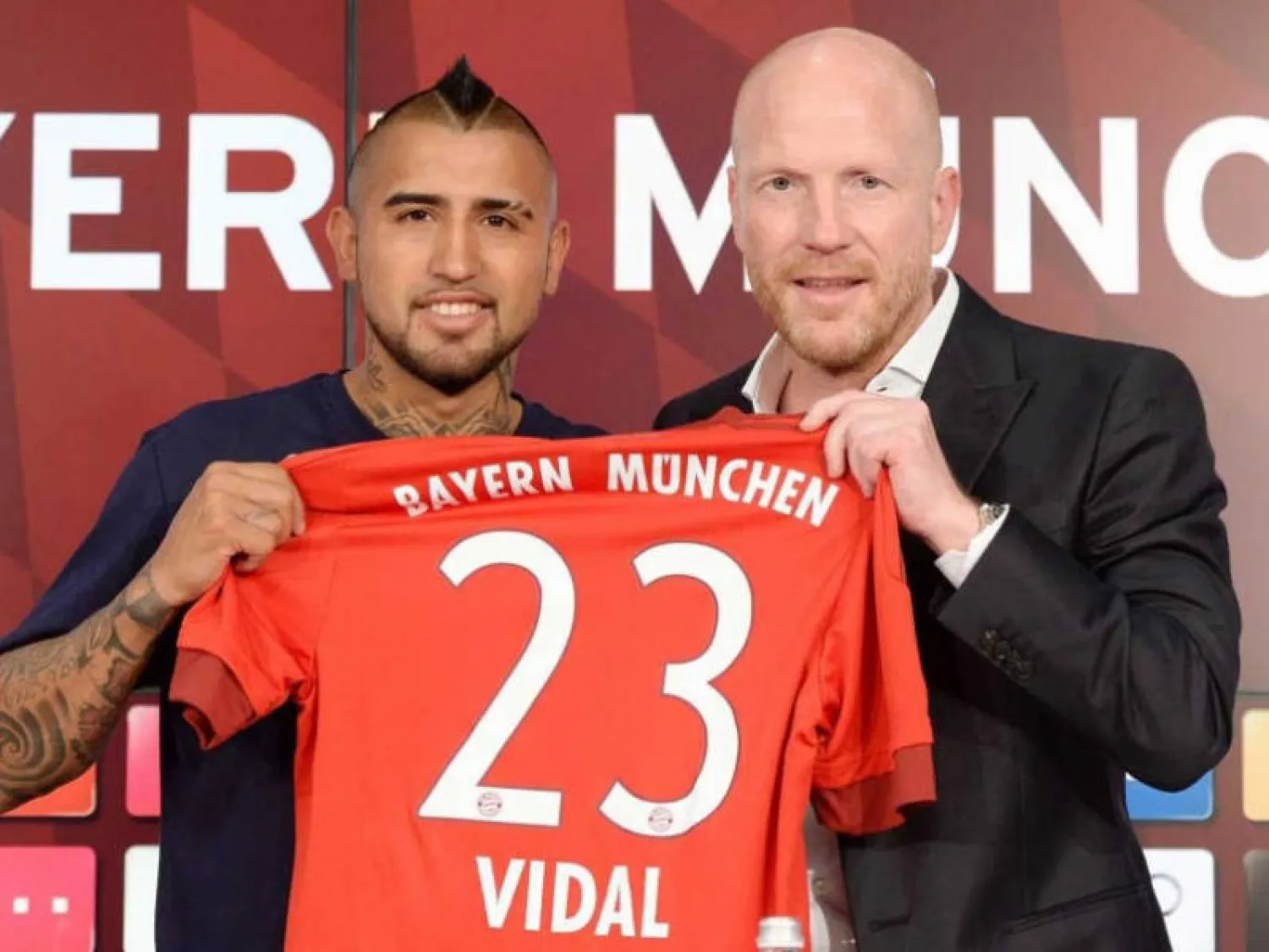 فيدال: الصفقات الفلكية تضع ضغوطًا هائلة على اللاعبين