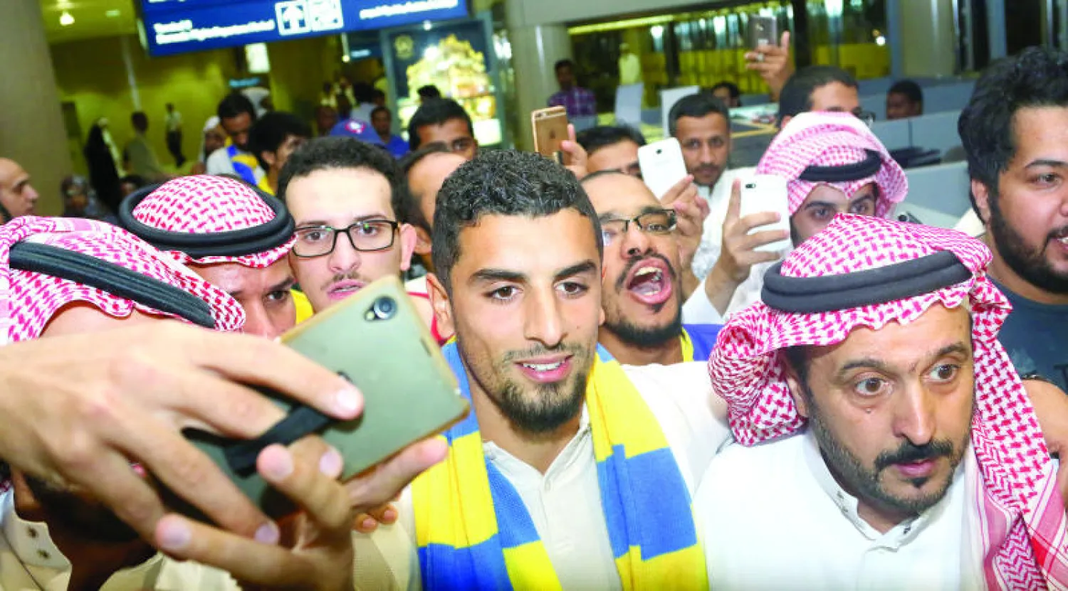 جانب من استقبال لاعب النصر الجديد المغربي يونس مختار (خاصة بـ«الشرق الأوسط»)