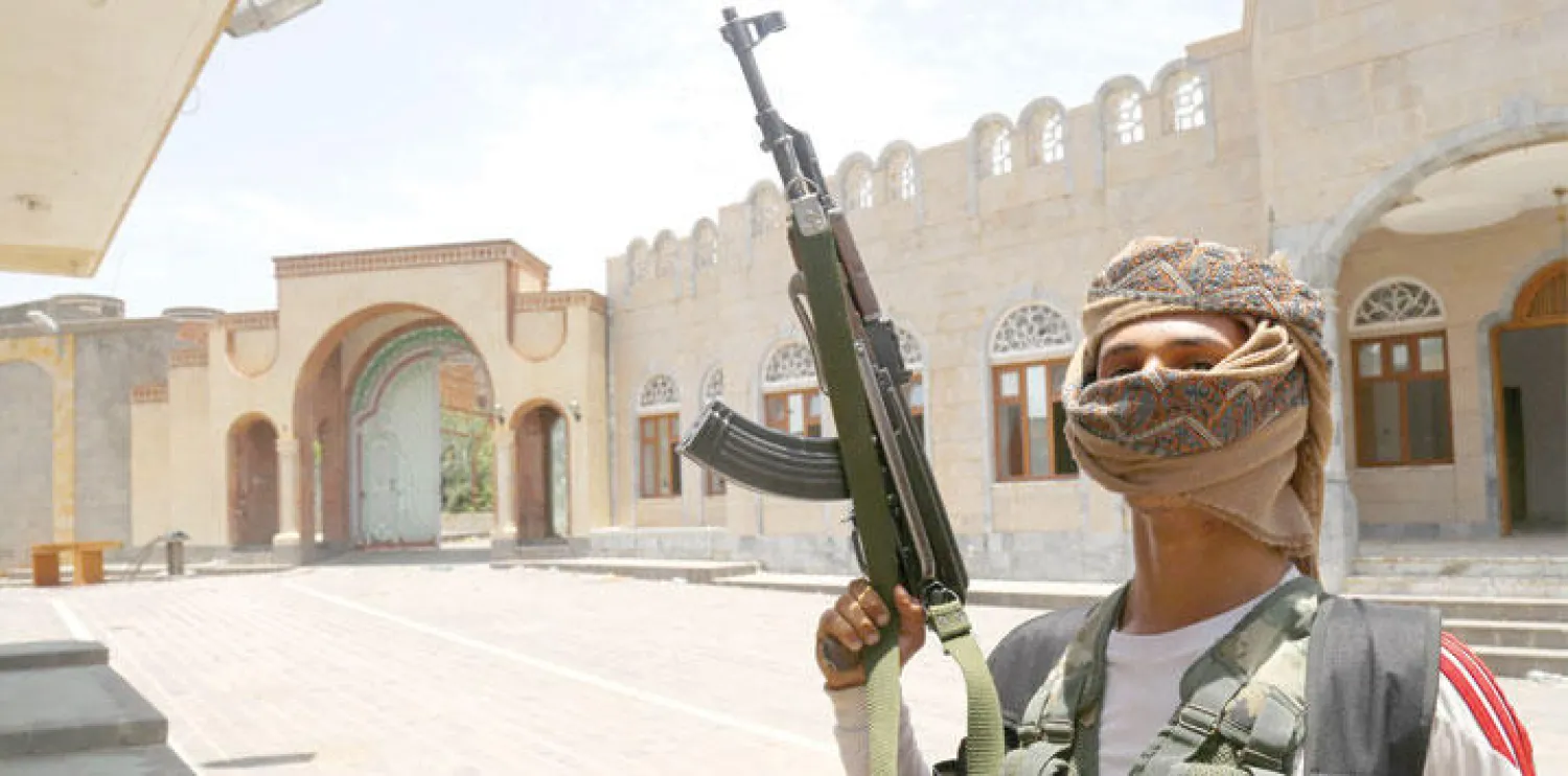 صورة أرشيفية لعسكري يمني من قوات المقاومة الموالية للرئيس هادي في باحة منزل الرئيس السابق علي عبد الله صالح في تعز الأسبوع الماضي (أ.ف.ب)