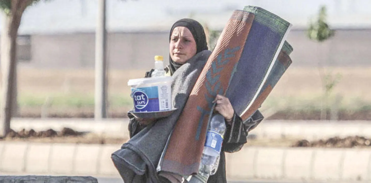 سورية من تل ابيض بين لاجئين آخرين فروا الى تركيا خلال قصف طيران التحالف للمدينة وسيطرة قوات الحماية الشعبية الكردية عليها (غيتي)