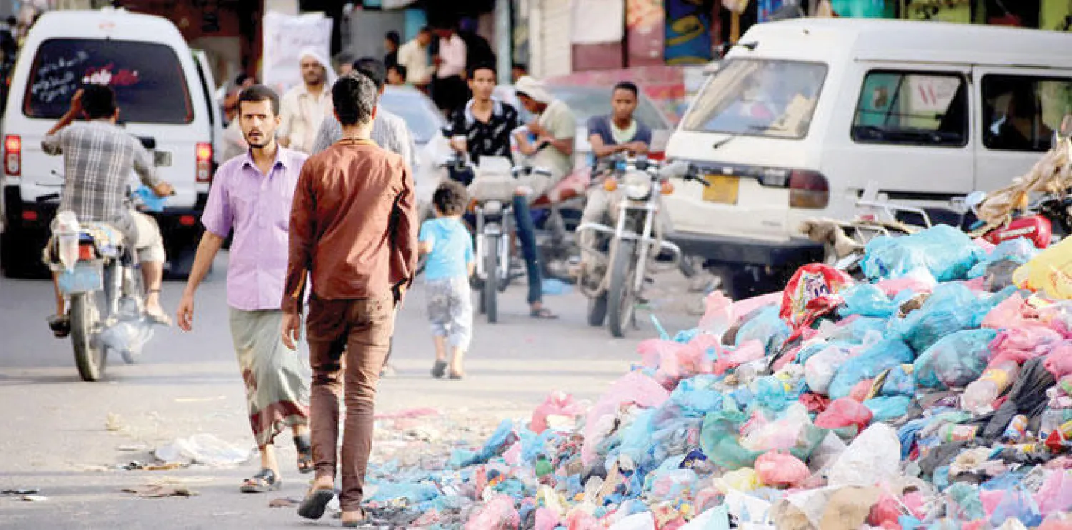 أحد الشوارع الاساسية في تعز كما بدا أمس بعد تحرير المدينة الثالثة في اليمن حيث تراكمت النفايات (أ ف ب)