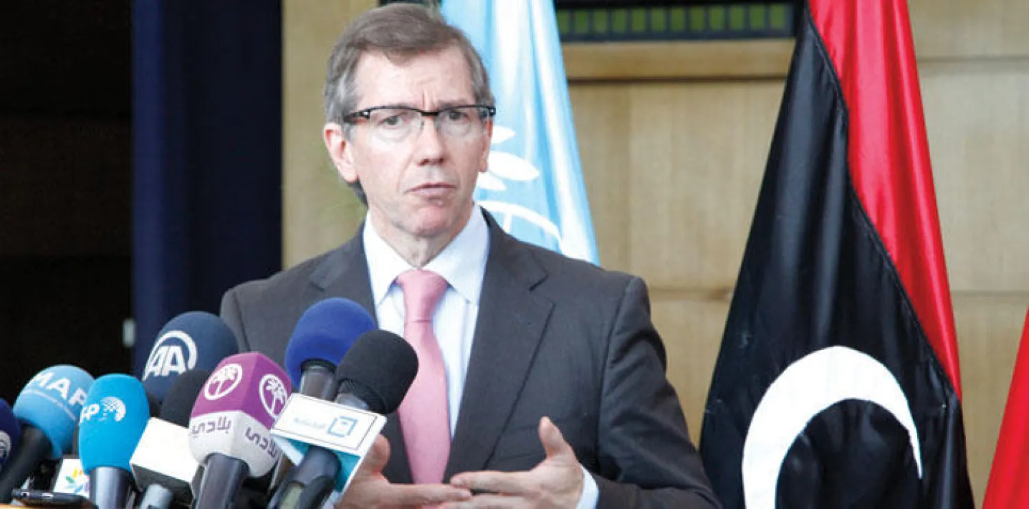 بيرناردينو ليون الوسيط الدولي في الأزمة الليبية يتحدث إلى الصحافيين على هامش لقاء الصخيرات أمس (أ.ب)