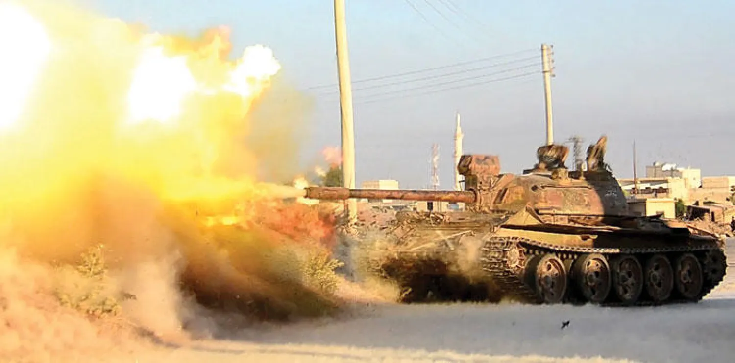 مدفعية تابعة لقوات المعارضة السورية تقصف مواقع للمتطرفين في إحدى قرى ريف حلب (غيتي)