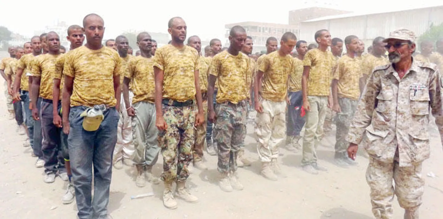 يمنيون ضمن قوة من 4800 جندي موالين للرئيس هادي خلال تدريبهم في عدن أمس (أ.ف.ب)