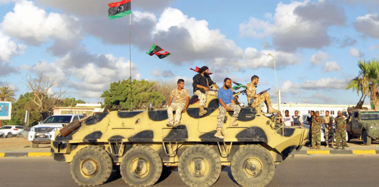 موالون للجيش الليبي أثناء مظاهرة مطالبة الأسرة الدولية بتسليح الجيش في بنغازي أمس (أ.ف.ب)