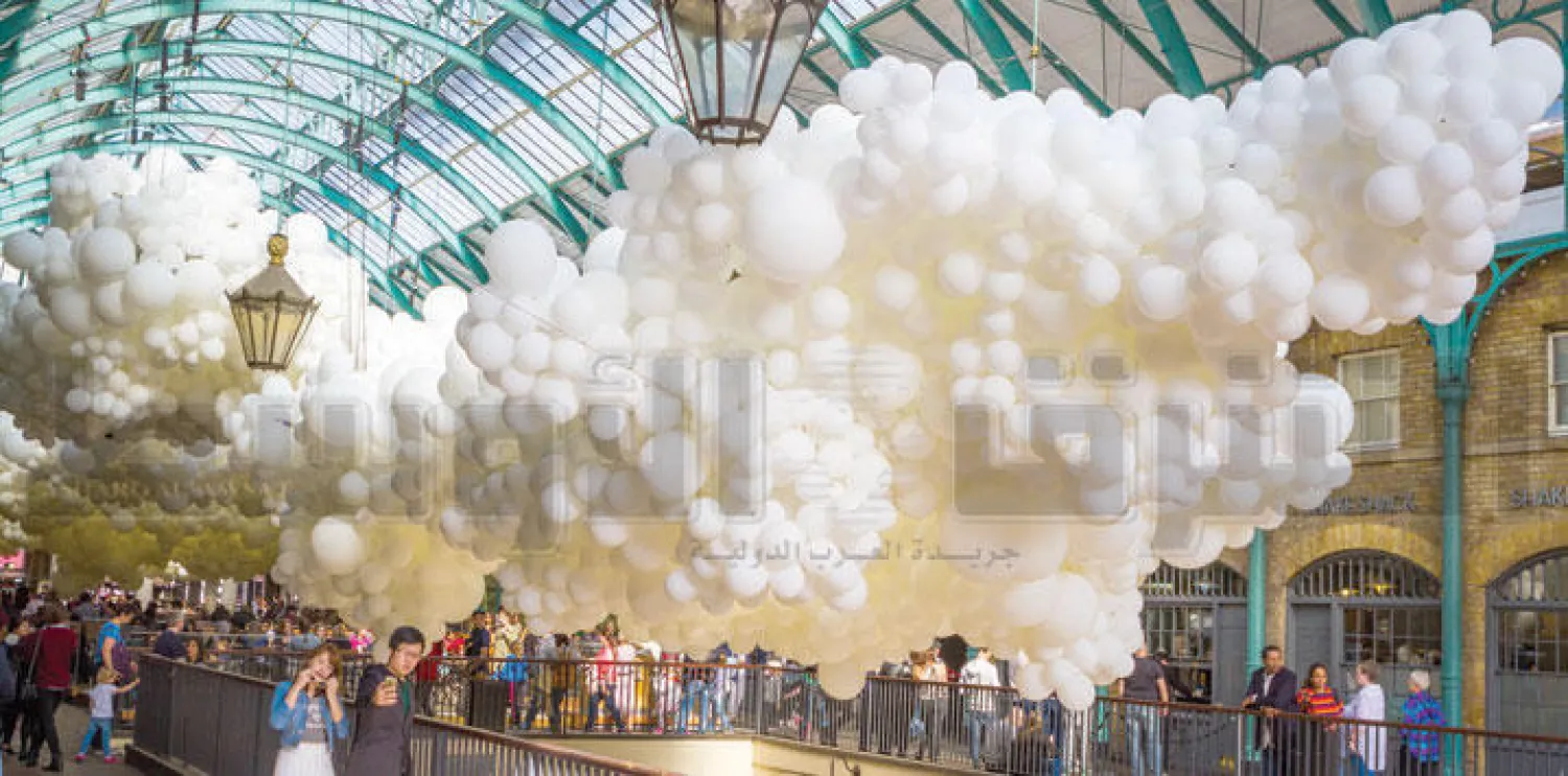 البالونات البيضاء تملأ الساحة الرئيسية في منطقة كوفنت غاردن بلندن