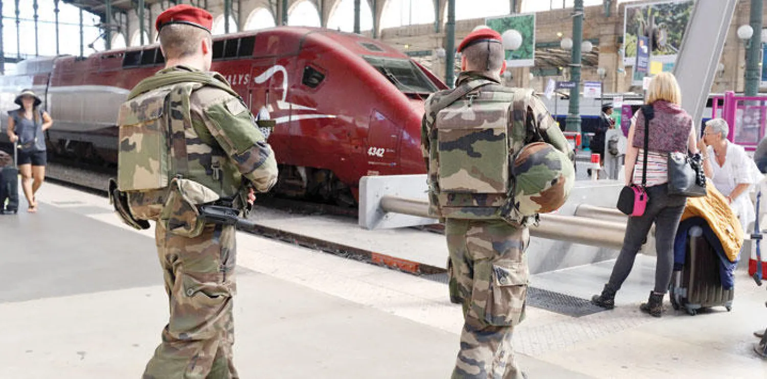 جنديان فرنسيان في محطة قطارات «غار دو نورد» باريس بعد الهجوم على القطار الأوروبي الأسبوع الماضي (أ.ب)