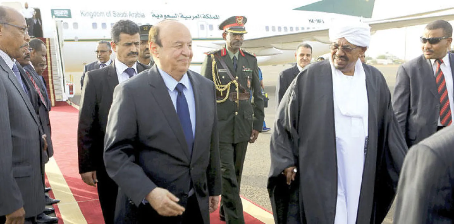 الرئيس البشير خلال استقباله لنظيره اليمني عبد ربه منصور هادي أمس في مطار الخرطوم (رويترز)