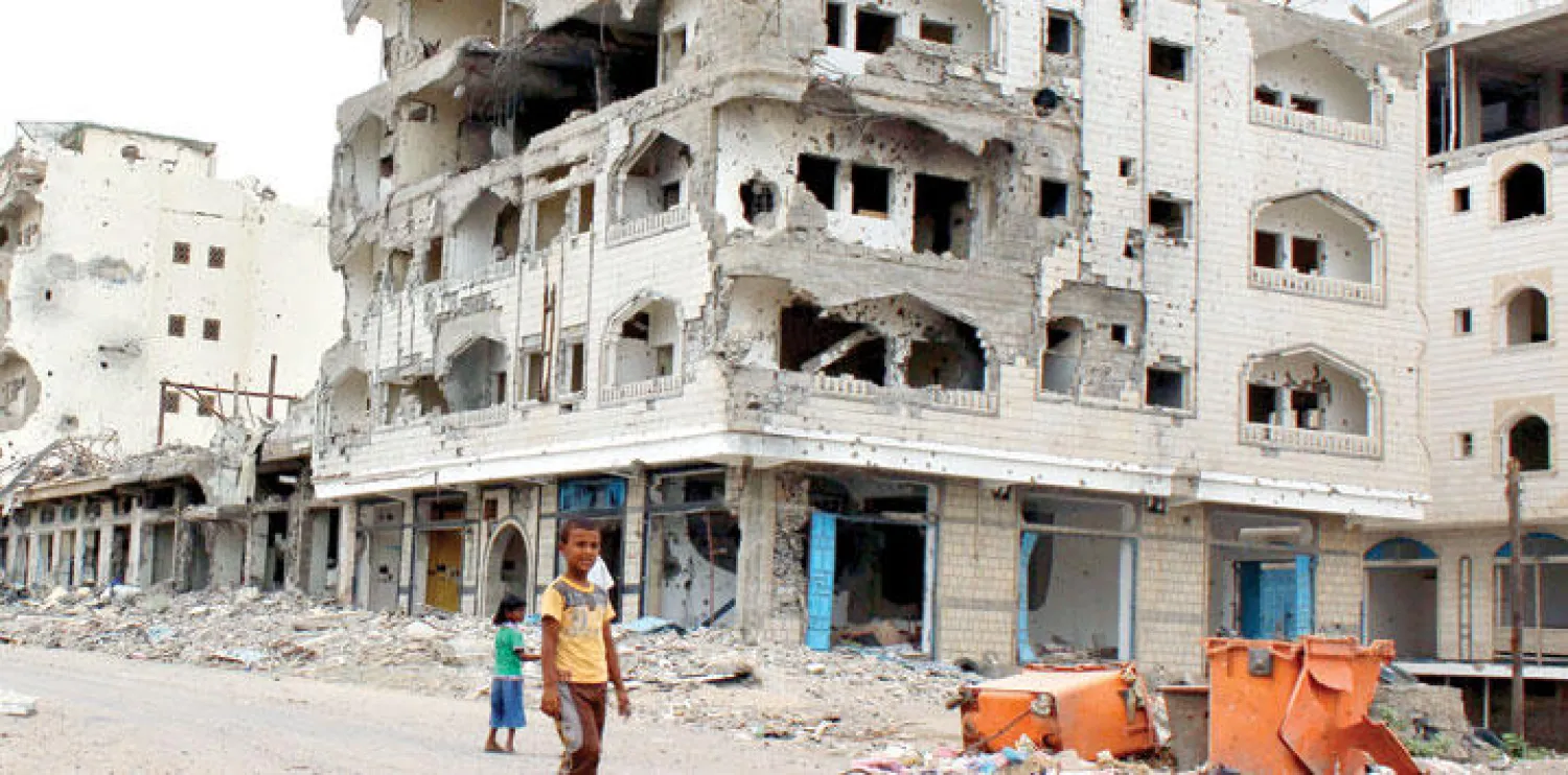 آثار الدمار بسبب الحرب في عدن (إ.ب.أ)