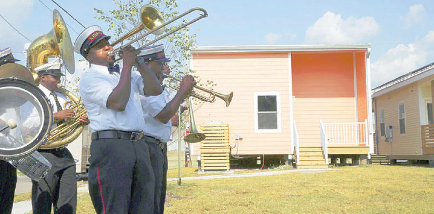 فرقة موسيقية محلية في نيواورلينز خلال الاحتفالات بإعادة إعمار المدينة (رويترز)