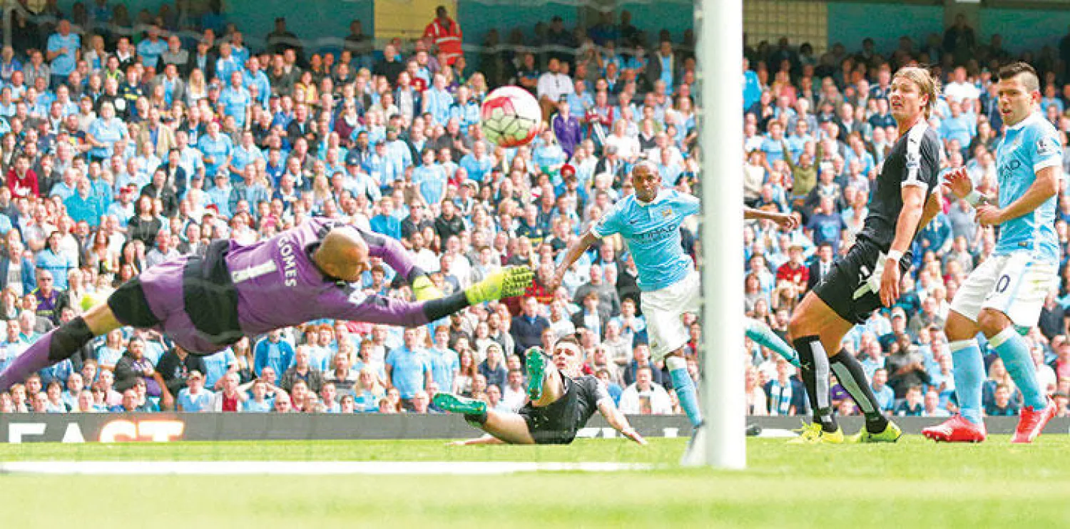 البرازيلي فرناندينيو (الثاني من اليسار) يعزز فوز سيتي (رويترز)